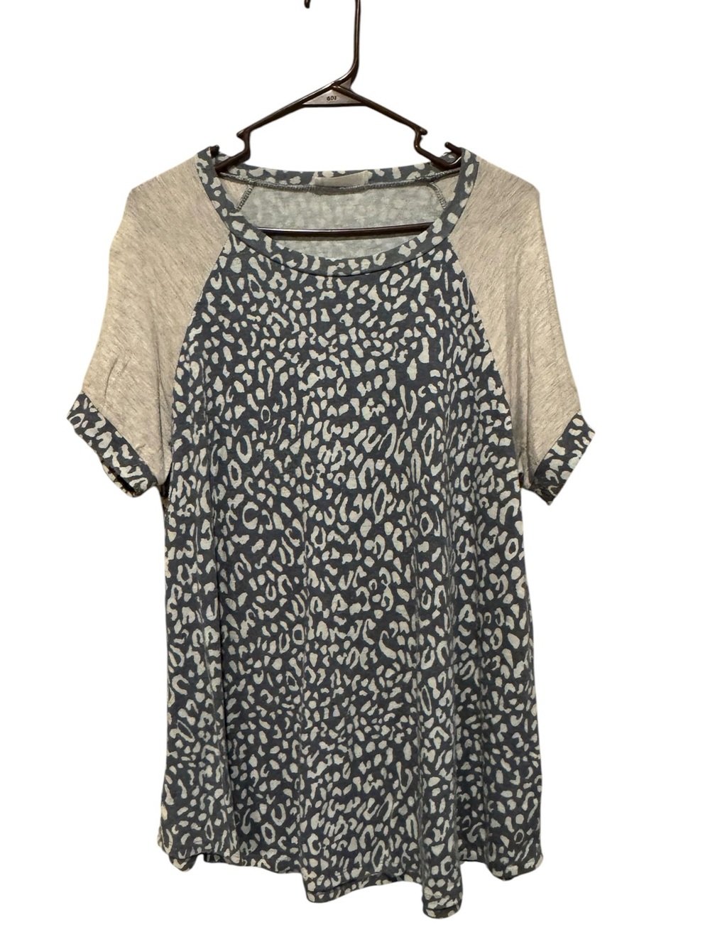 Raglan Leopard-Print Short Sleeve Top in Gray and Cream